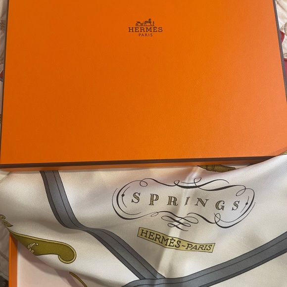 Hermès Orange Box with Elegant Scarf - Picture 1 of 8